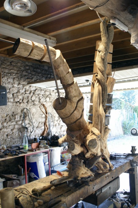 Après le travail sur la texture, sculpture ponçage, mise en place des autres branches, avec ou sans écorce,